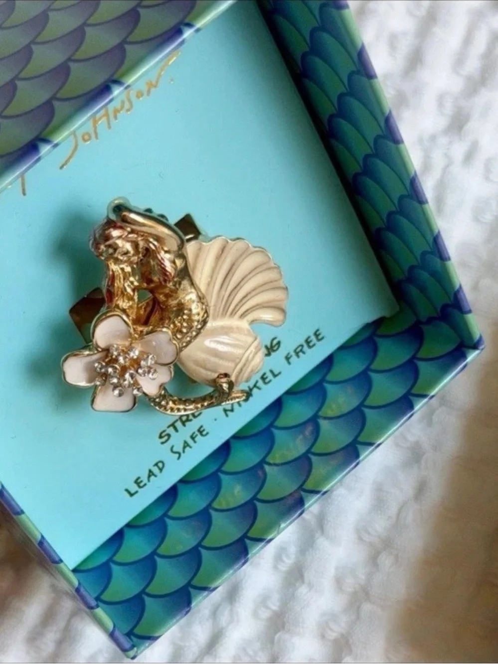 Betsey Johnson’s  Mermaid Shells Jewels Stretch Shell Gold Crystal Ring NIB $48